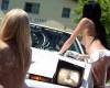 Две сексуальные девочки моют авто