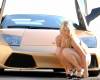 Сексуальная блондинка около Lamborghini
