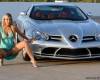 Показывает трусики около Mercedes