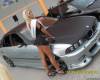 Блондиночка около BMw на автошоу